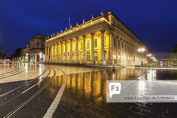 Frankreich  Nouvelle-Aquitaine  Bordeaux  Grand Theatre de Bordeaux bei Nacht und Regen