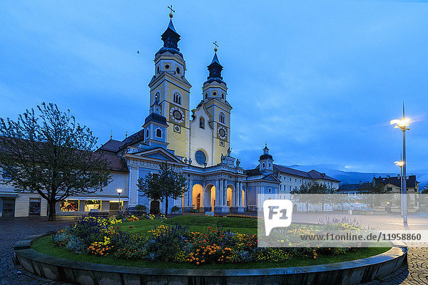 Nachtansicht des Doms von Brixen (Bressanone)  Provinz Bozen  Südtirol  Italien  Europa