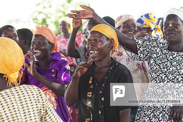 Eine Gruppe von Frauen singt und tanzt  Uganda  Afrika