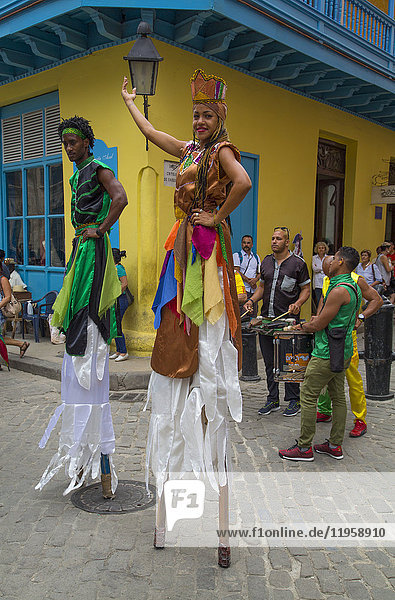 Straßentänzer auf Stelzen  La Habana Vieja  UNESCO-Weltkulturerbe  Havanna  Kuba  Westindien  Mittelamerika