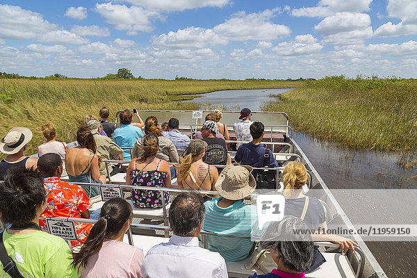 Touristen an Bord eines Luftkissenboots im Everglades Safari Park  Miami  Florida  Vereinigte Staaten von Amerika  Nordamerika