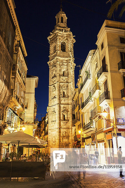 Spanien  Valencianische Gemeinschaft  Valencia  Turm von Santa Catalina  Fußgänger auf enger Straße in der Altstadt bei Nacht