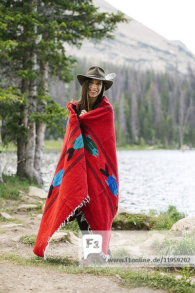 USA  Utah  Midway  Porträt einer Frau mit Hut und in eine Decke gewickelt am See stehend