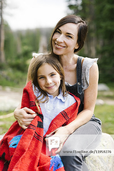 Porträt einer Mutter mit Tochter (8-9) im Wald