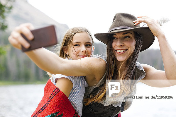 Mutter und Tochter (8-9) machen ein Selfie