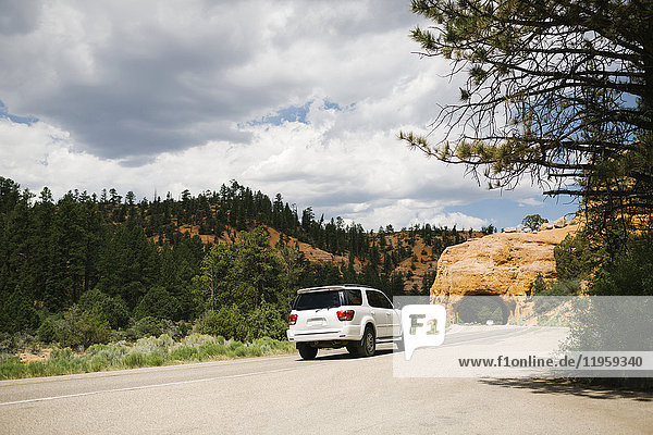 USA  Utah  Auto auf Landstraße im Bryce Canyon National Park