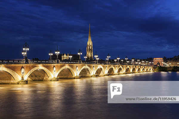 Frankreich  Nouvelle-Aquitaine  Bordeaux  Beleuchtete Pierre-Brücke