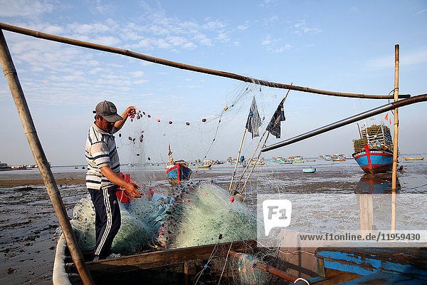 Fischer bei der Vorbereitung eines Netzes am Strand  Vietnam  Indochina  Südostasien  Asien
