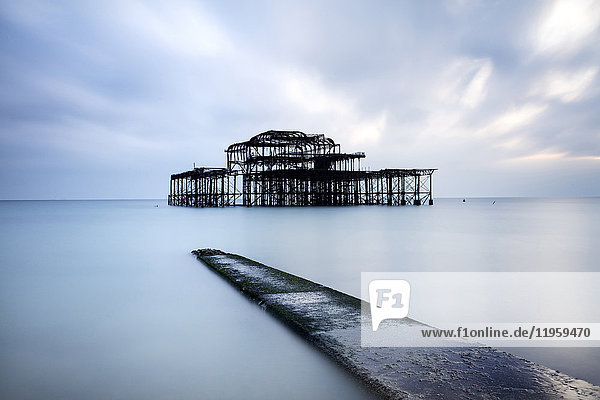 Langzeitbelichtung des verfallenen West Piers von Brighton  Brighton  East Sussex  England  Vereinigtes Königreich  Europa