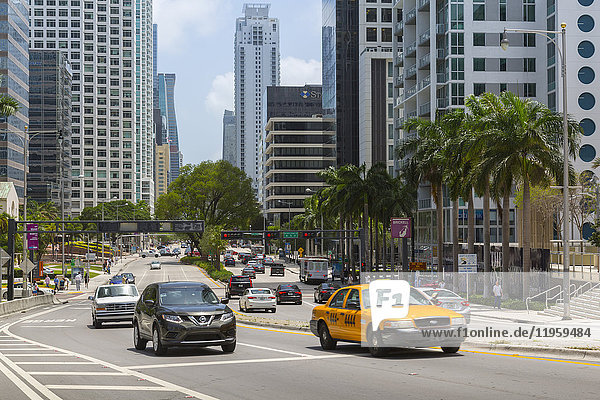 Verkehr auf der Birckell Avenue in Downtown Miami  Miami  Florida  Vereinigte Staaten von Amerika  Nordamerika