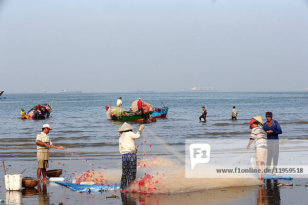 Fischer bereiten ein Netz am Strand vor  Vung Tau  Vietnam  Indochina  Südostasien  Asien