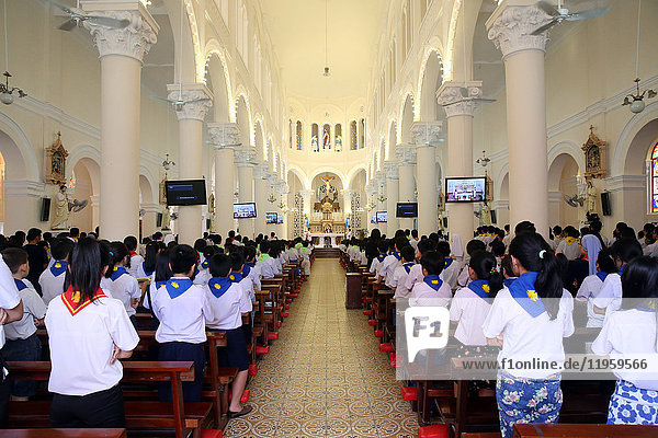 Kirche des Heiligsten Herzens Jesu (Nha Tho Tan Dinh)  Sonntagsgottesdienst  Ho-Chi-Minh-Stadt  Vietnam  Indochina  Südostasien  Asien
