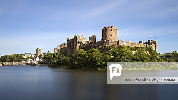 Pembroke Castle und Stadtmauern an einem Sommerabend  Pembroke  Wales  Vereinigtes Königreich  Europa