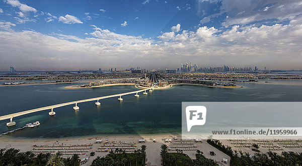 Stadtbild von Dubai  Vereinigte Arabische Emirate  mit der Brücke von der Insel über den Persischen Golf im Vordergrund.