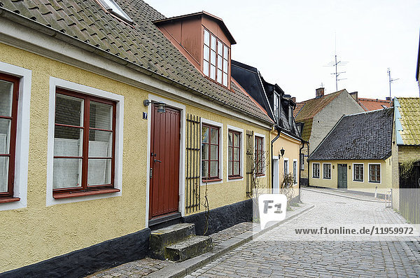 Außenansicht eines einstöckigen Wohngebäudes in einer gepflasterten Straße in Kopenhagen  Dänemark.