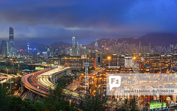Luftaufnahme von Hongkong in der Abenddämmerung.