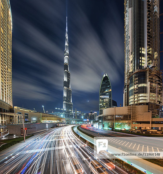 Stadtbild von Dubai  Vereinigte Arabische Emirate in der Abenddämmerung  mit Wolkenkratzern  in der Mitte beleuchtet Burj Kalifa.