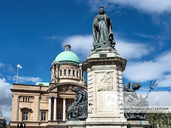 Queen Victoria Statue And Hull City Hall In Queen Victoria Square Hull Yorkshire England