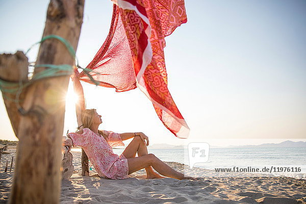 Frau sitzt am Strand und entspannt sich,  Palma de Mallorca,  Islas Baleares,  Spanien,  Europa