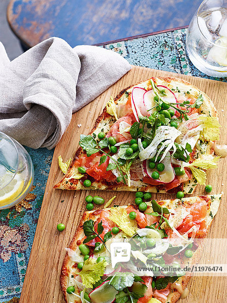 Lachscarpaccio und Fenchelpizza auf Servierbrett