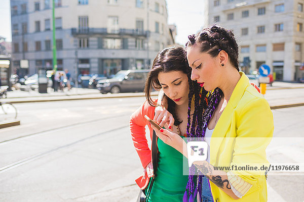Frauen auf Städtereise mit dem Handy,  Mailand,  Italien