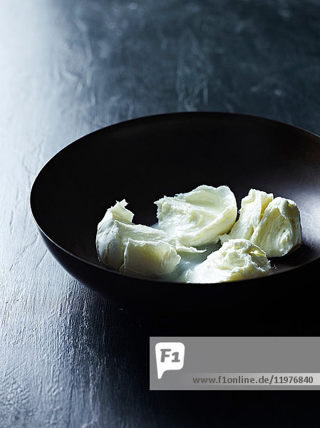 Gerippter Büffelmozzarella in Schale Nahaufnahme