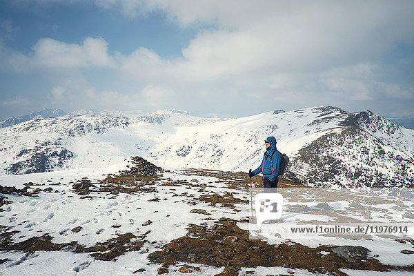 Wanderer auf schneebedecktem Berg,  Coniston,  Cumbria,  Vereinigtes Königreich