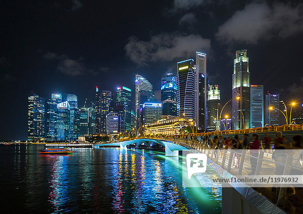 Touristenmassen auf der Hafenbrücke bei Marina Bay bei Nacht,  Singapur,  Südostasien