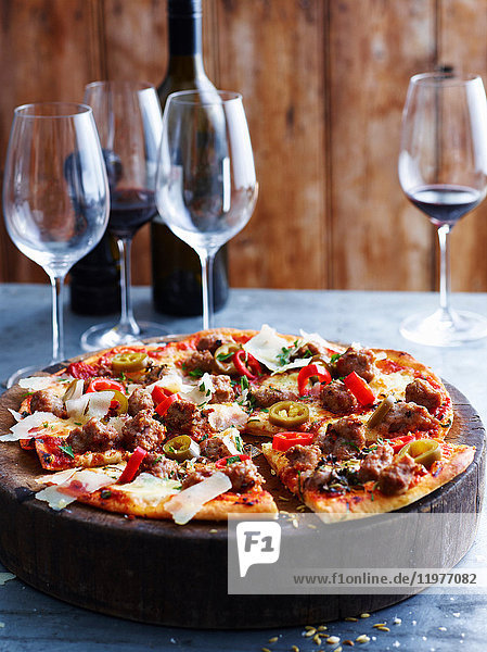 Pikante Schweinefleischpizza auf Servierbrett Nahaufnahme