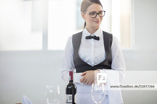 Porträt einer Kellnerin im Restaurant