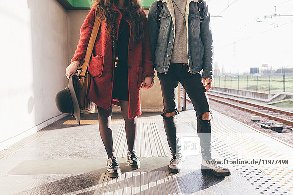 Porträt eines jungen Paares auf dem Bahnsteig,  Unterteil