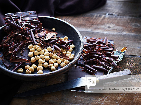 Schokoladenraspeln und Haselnüsse in Schale