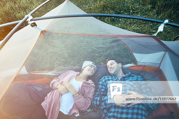 Paar im Zelt liegend,  erhöhte Ansicht