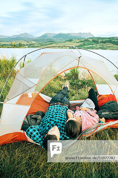 Paar im Zelt liegend  Köpfe außerhalb des Zeltes  Rückansicht  Heeney  Colorado  Vereinigte Staaten