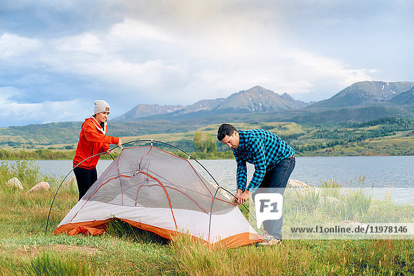Ehepaar in ländlicher Umgebung  Zelt aufstellen  Heeney  Colorado  Vereinigte Staaten