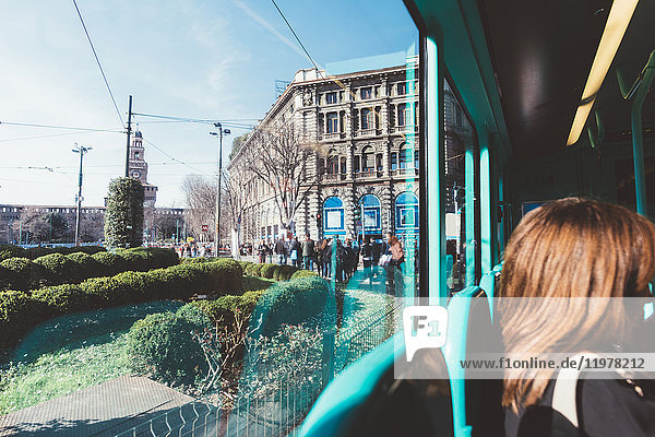 Ausschnitt einer Frau im Bus  Mailand  Lombardei  Italien  Europa