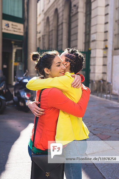 Frauen  die sich auf der Straße umarmen  Mailand  Italien