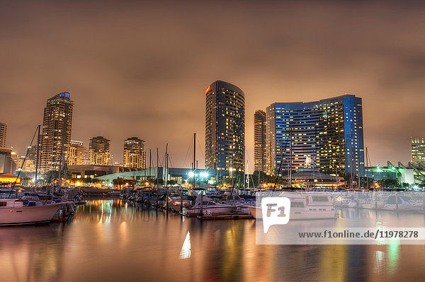 San Diego Marina und Skyline in der Abenddämmerung,  Kalifornien,  USA