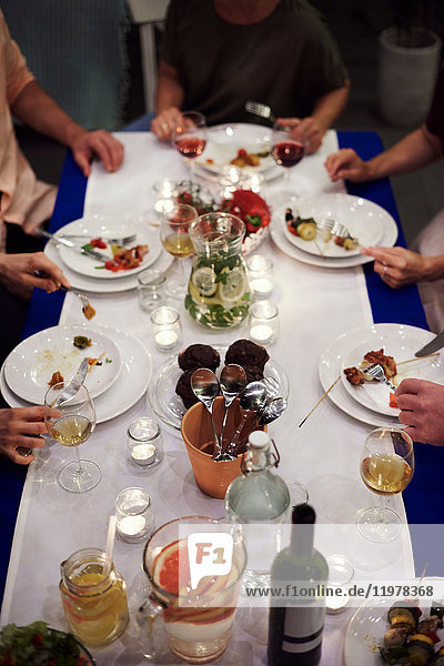 Gruppe von Personen  die am Tisch sitzen  das Essen genießen  niedriger Abschnitt