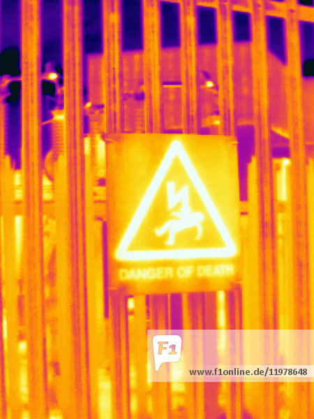 Wärmebild von Zaun und Warnschild im Kraftwerk West-London