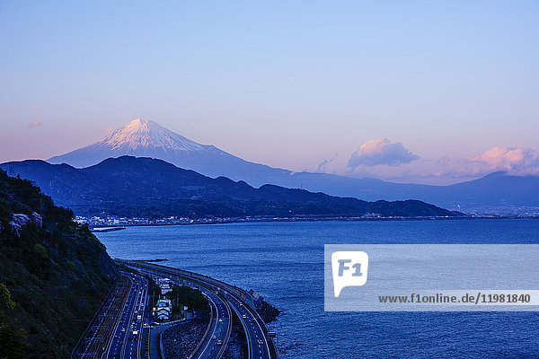 Nächtlicher Blick auf den Berg Fuji und die Autobahn vom Satta-Grat bei Sonnenuntergang  Präfektur Shizuoka  Japan