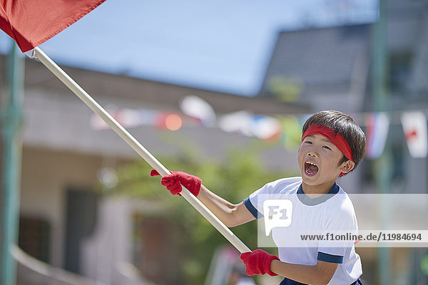 Japanisches Kind beim Schulsporttag