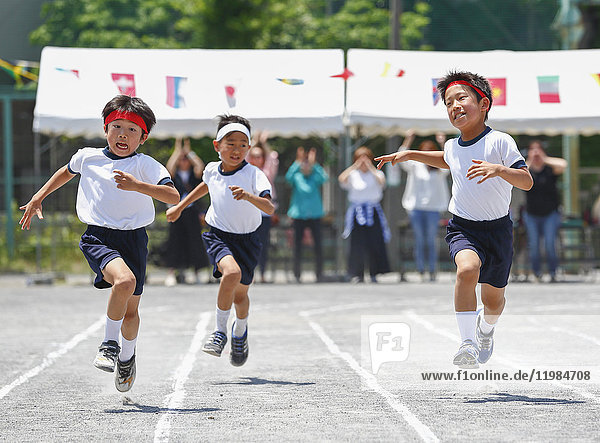 Japanische Kinder beim Schulsporttag