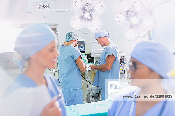 Chirurgen sprechen und bereiten sich im Operationssaal vor