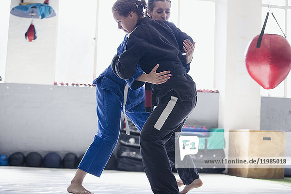 Frauen trainieren Judo im Fitnessstudio