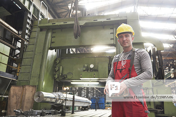 Porträt selbstbewusster Arbeiter im Stahlwerk