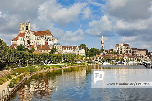 Cathedrale Saint-Etienne  Yonne river  Auxerre  Yonne  Burgundy  Bourgogne  France  Europe