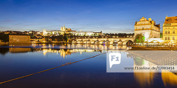 Tschechische Republik  Prag  Hradschin  Karlsbrücke und Moldau