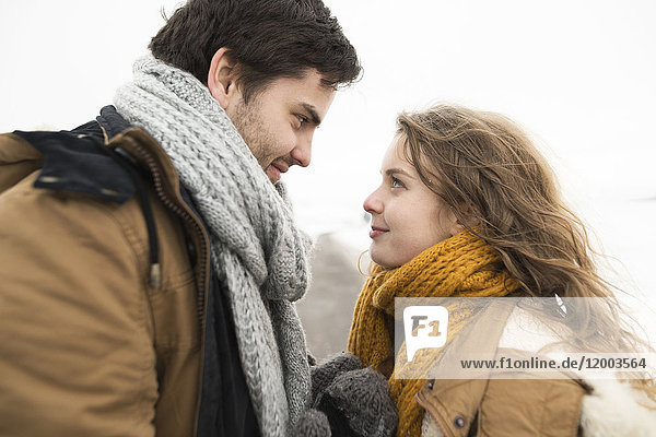 Junges verliebtes Paar im Winter von Angesicht zu Angesicht