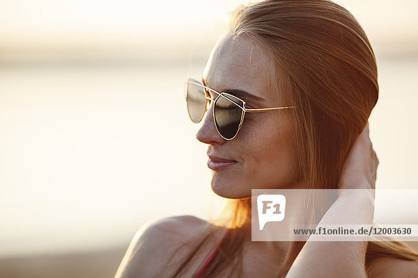 Porträt einer schönen jungen Frau mit Sonnenbrille